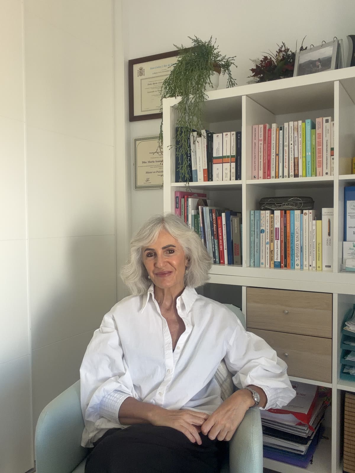 Asun Jiménez sentada en su consulta